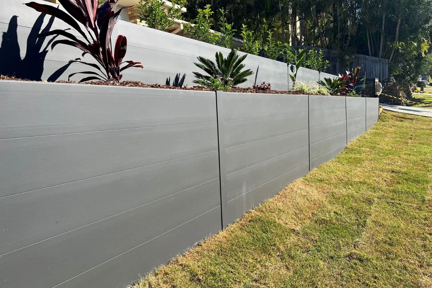 Boundary retaining wall